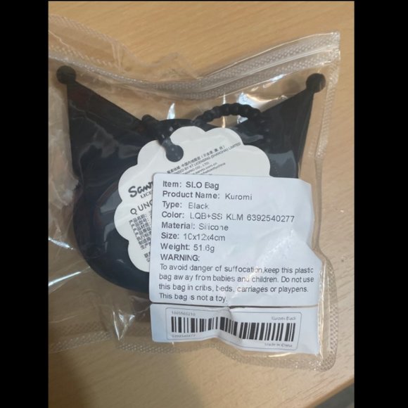 Kuromi small zip coin purse or bag, silicone material, hello kitty, and friends - Picture 4 of 4